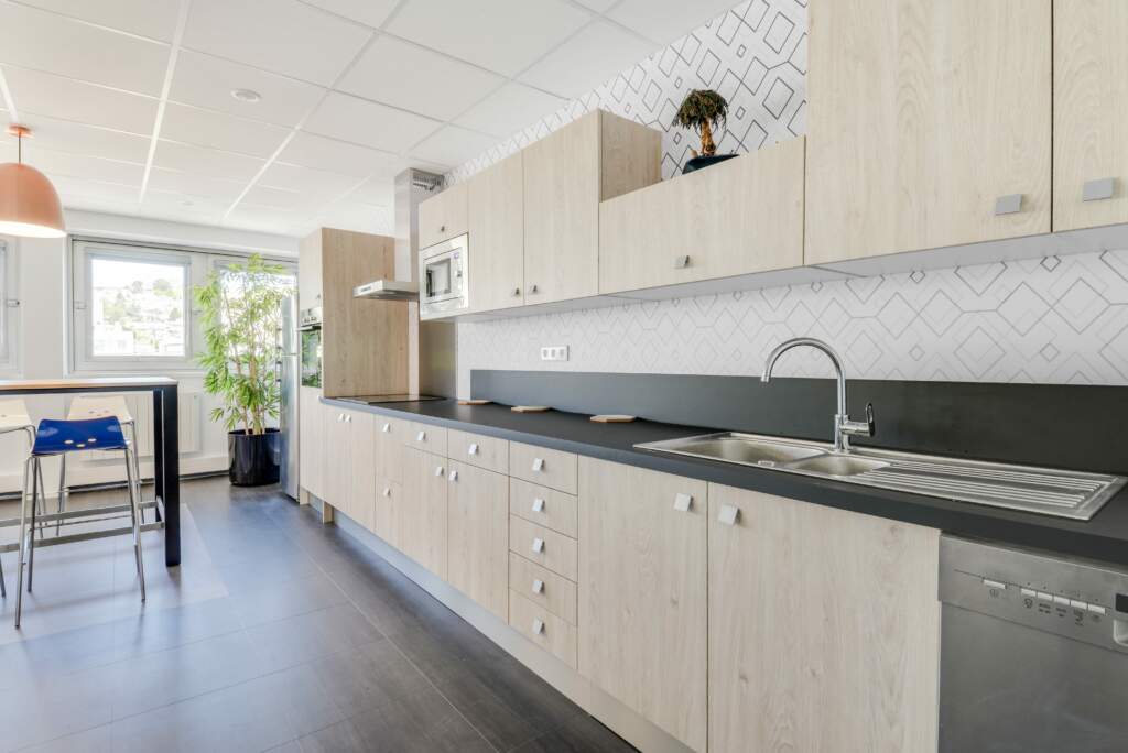 Rénovation cuisine de bureau et éclairage