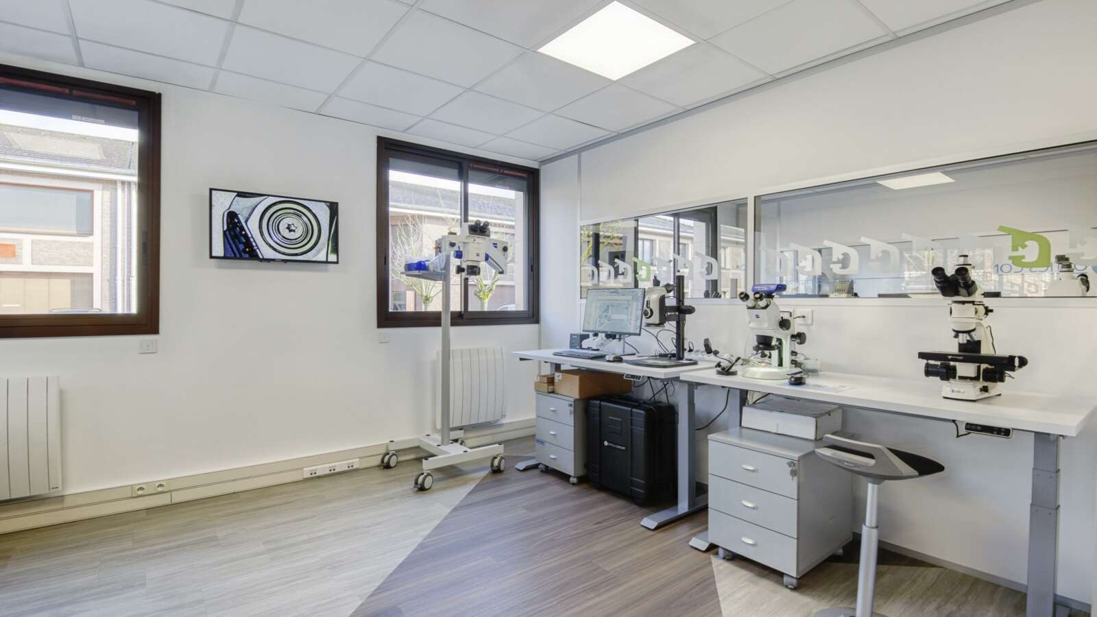 amenagement entreprise de composants optiques sur mesure 10 1600x900 - Aménagement d'un atelier d'optique