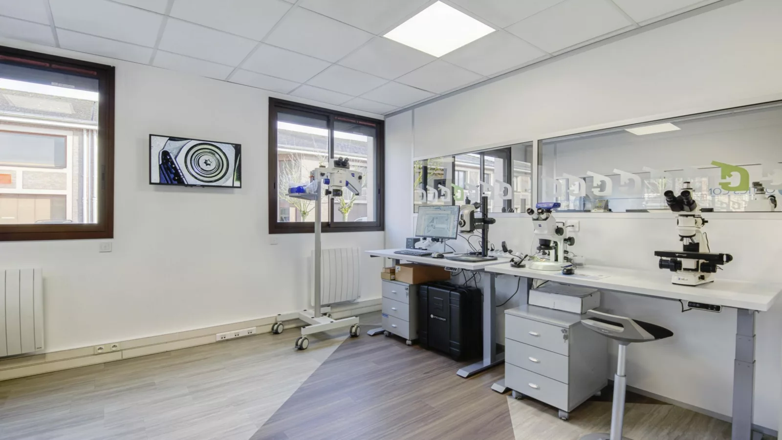 amenagement entreprise de composants optiques sur mesure 10 scaled 1600x900 - Aménagement d'un atelier d'optique