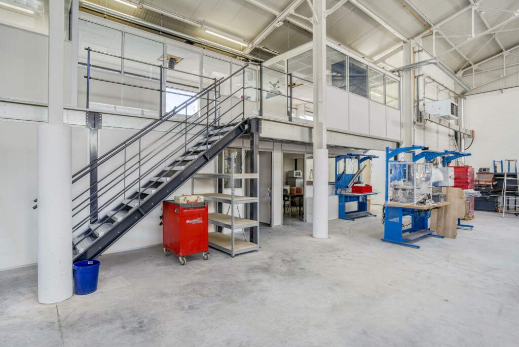 amenagement mezzanine batiment industriel 1 1024x684 - Création mezzanine et bureau dans bâtiment industriel