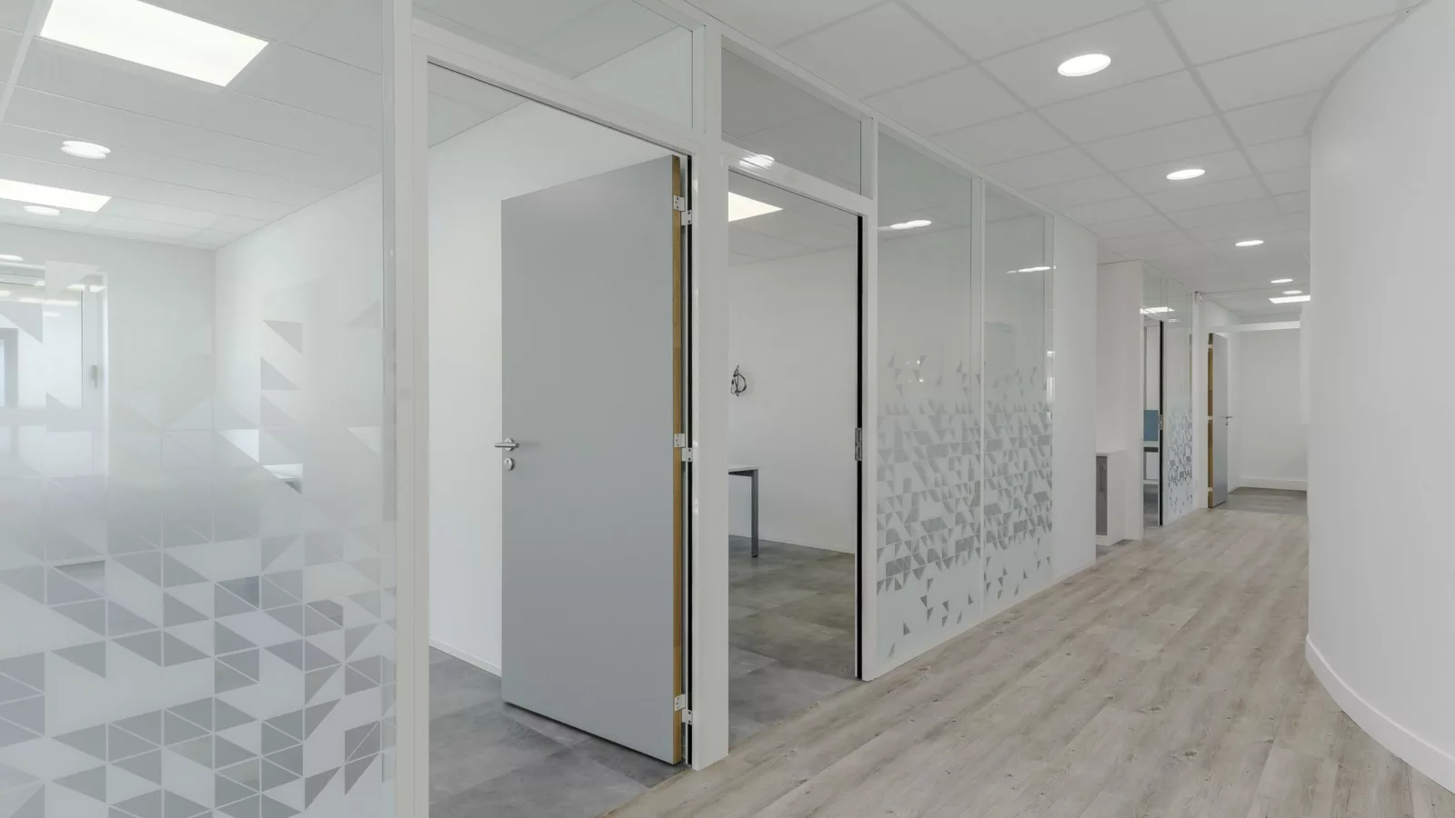 amenagement cabinet comptable voisins le bretonneux 11 scaled 1600x900 - Aménagement cabinet d'expert comptable Voisins le Bretonneux