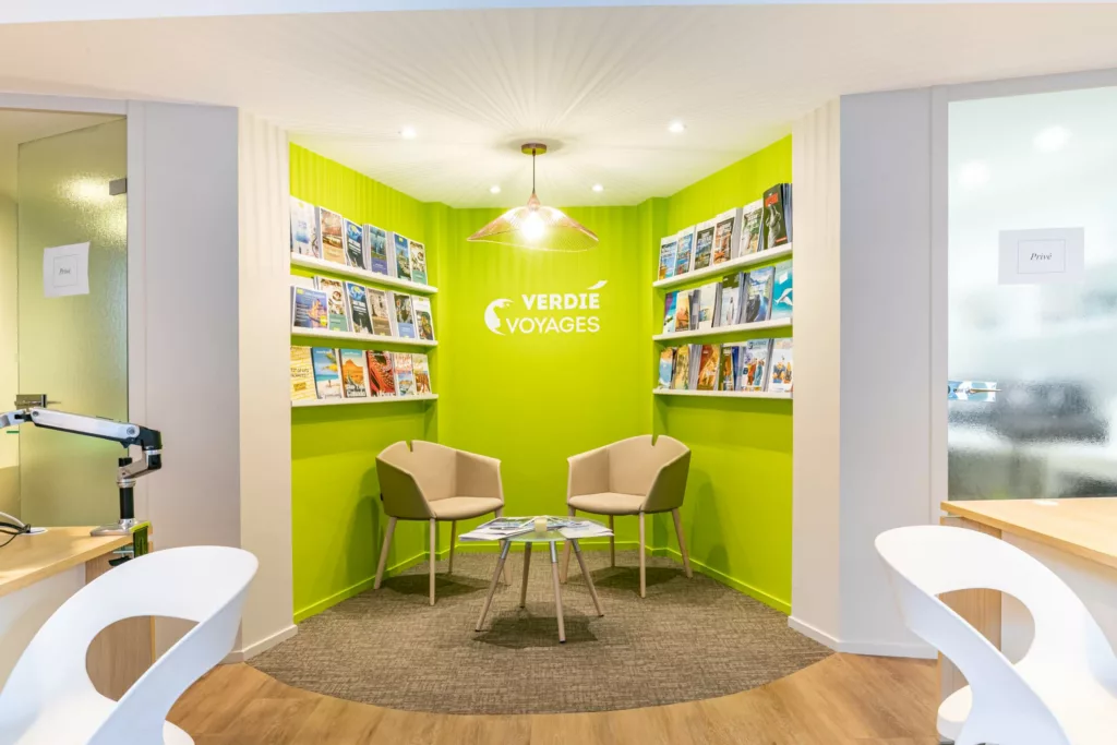 Aménagement agence de voyages à Paris : espace découverte