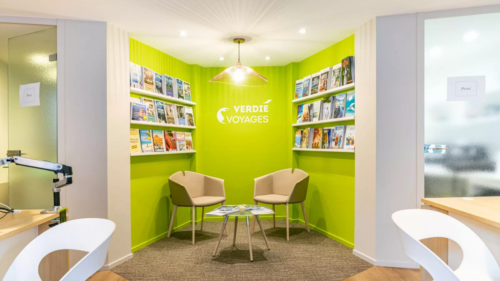 Aménagement agence de voyages à Paris : espace découverte