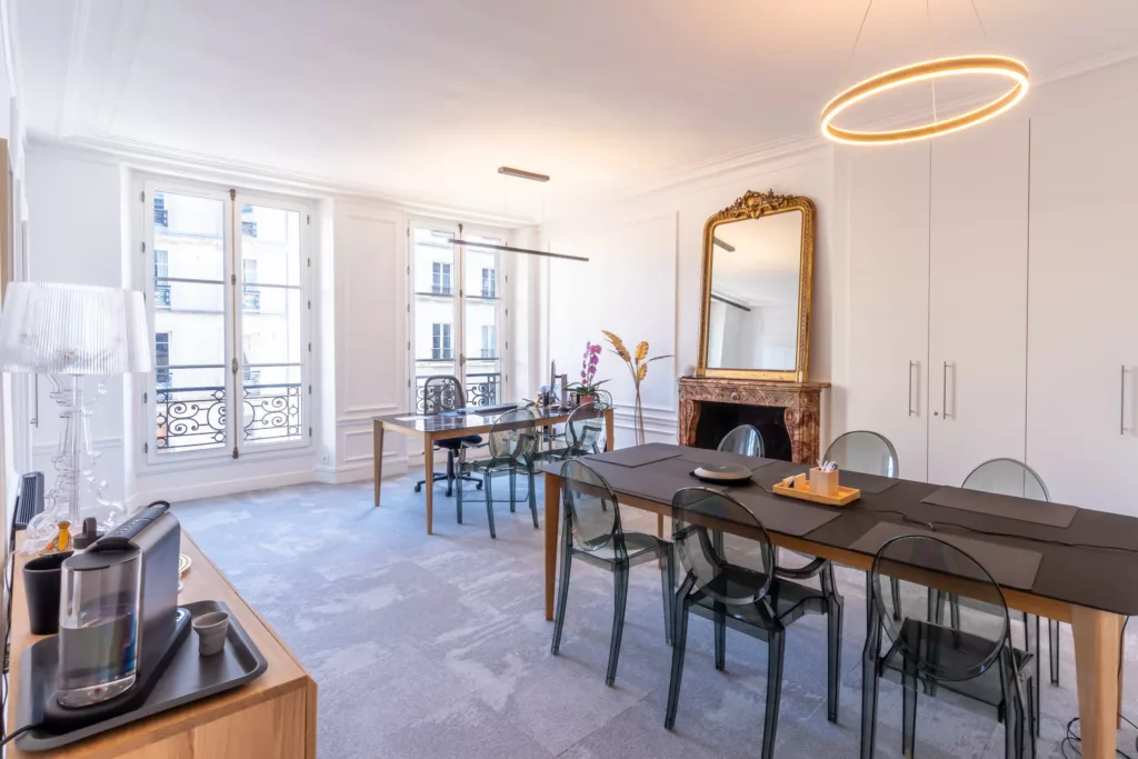 Rénovation de bureau de notaire de prestige à Versailles 78 : salle de signature avec moquette, cheminée en marbre noir et moulures restaurées – AMSO