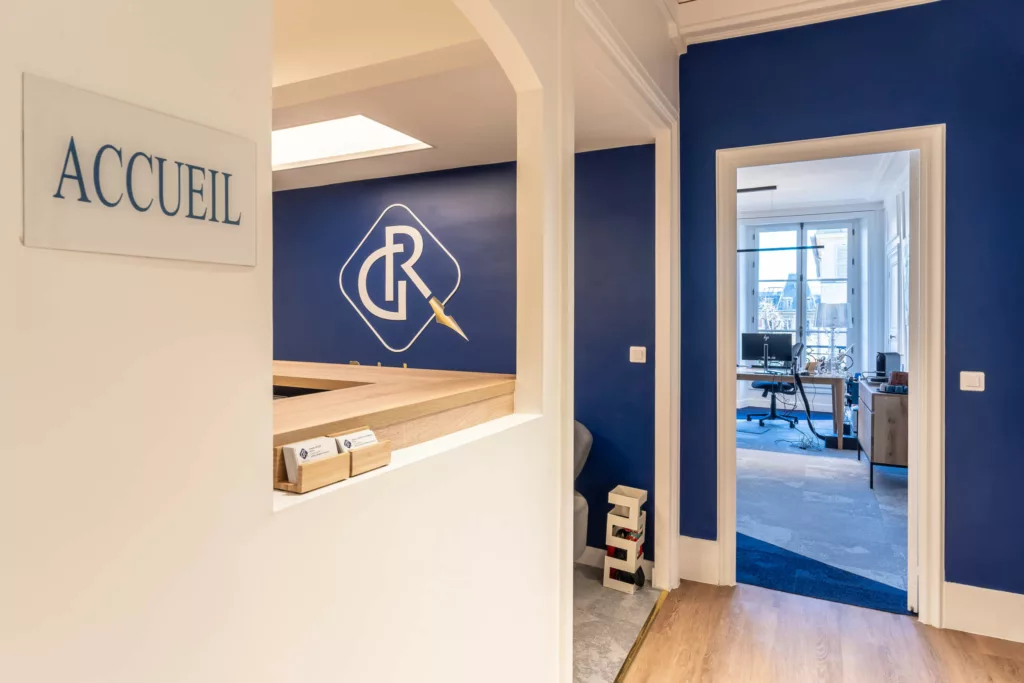 Rénovation de bureau de notaire à Versailles 78 : salle de réunion avec table de signature, moquette bicolore, moulures murales classiques et cheminée en marbre - AMSO
