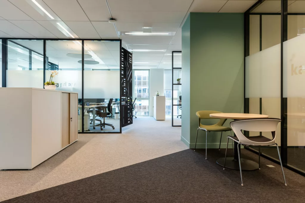 Petite table ronde et chaises installées dans un espace de réunion rapide de bureau.