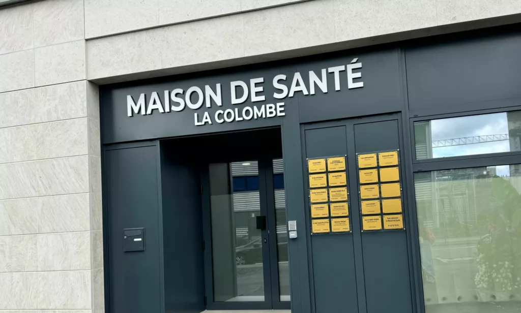 Façade terminée de la Maison de Santé La Colombe avec enseigne et plaques professionnelles - Réalisation des travaux de contractant général AMSO pour local ERP à Colombes (92)