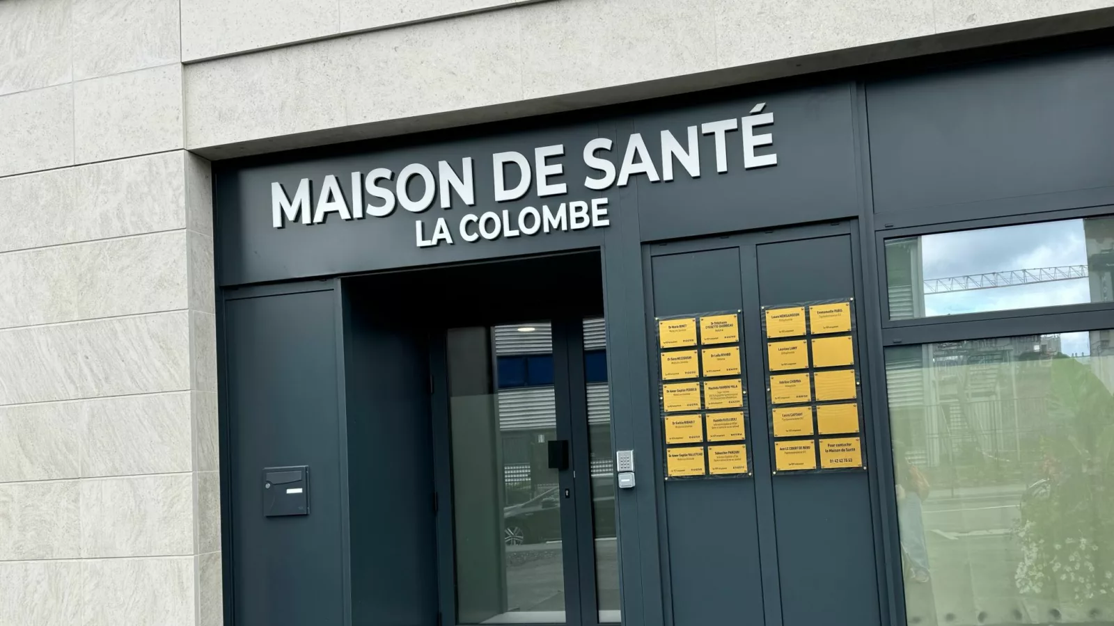 Façade terminée de la Maison de Santé La Colombe avec enseigne et plaques professionnelles - Réalisation des travaux de contractant général AMSO pour local ERP à Colombes (92)