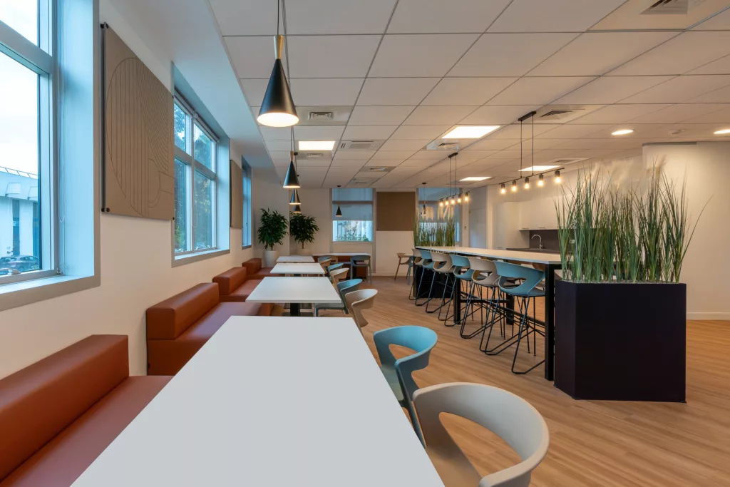 Rénovation de bureaux clé en main à Rungis (94) – cafétéria d'entreprise aménagée par AMSO, contractant général