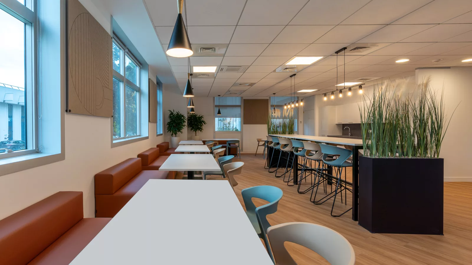 Rénovation de bureaux clé en main à Rungis (94) – cafétéria d'entreprise aménagée par AMSO, contractant général