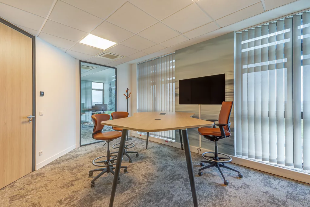 Aménagement du bureau du directeur technique avec design bicolore (vert sapin et blanc) et cloison vitrée pour S3R à Noisy-le-Roi (78).