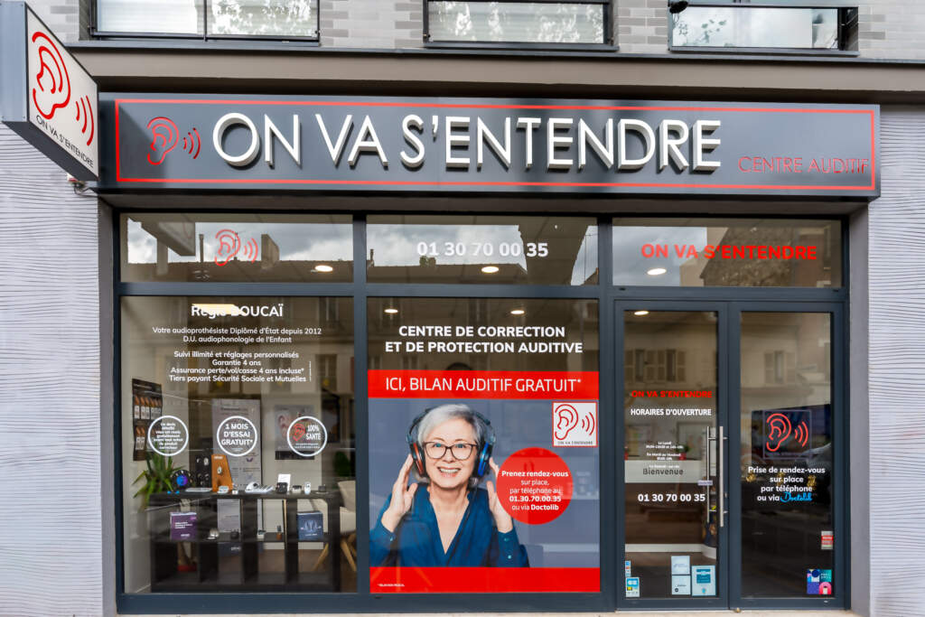 creation magasin audioprothesiste viroflay 1 1024x683 - Aménagement centre audioprothésiste - boutique de correction auditive