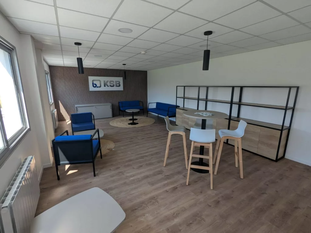 AMSO : Aménagement d'une cafétéria et d'un espace de détente moderne pour le centre de formation KSB en banlieue de Rouen (Normandie).