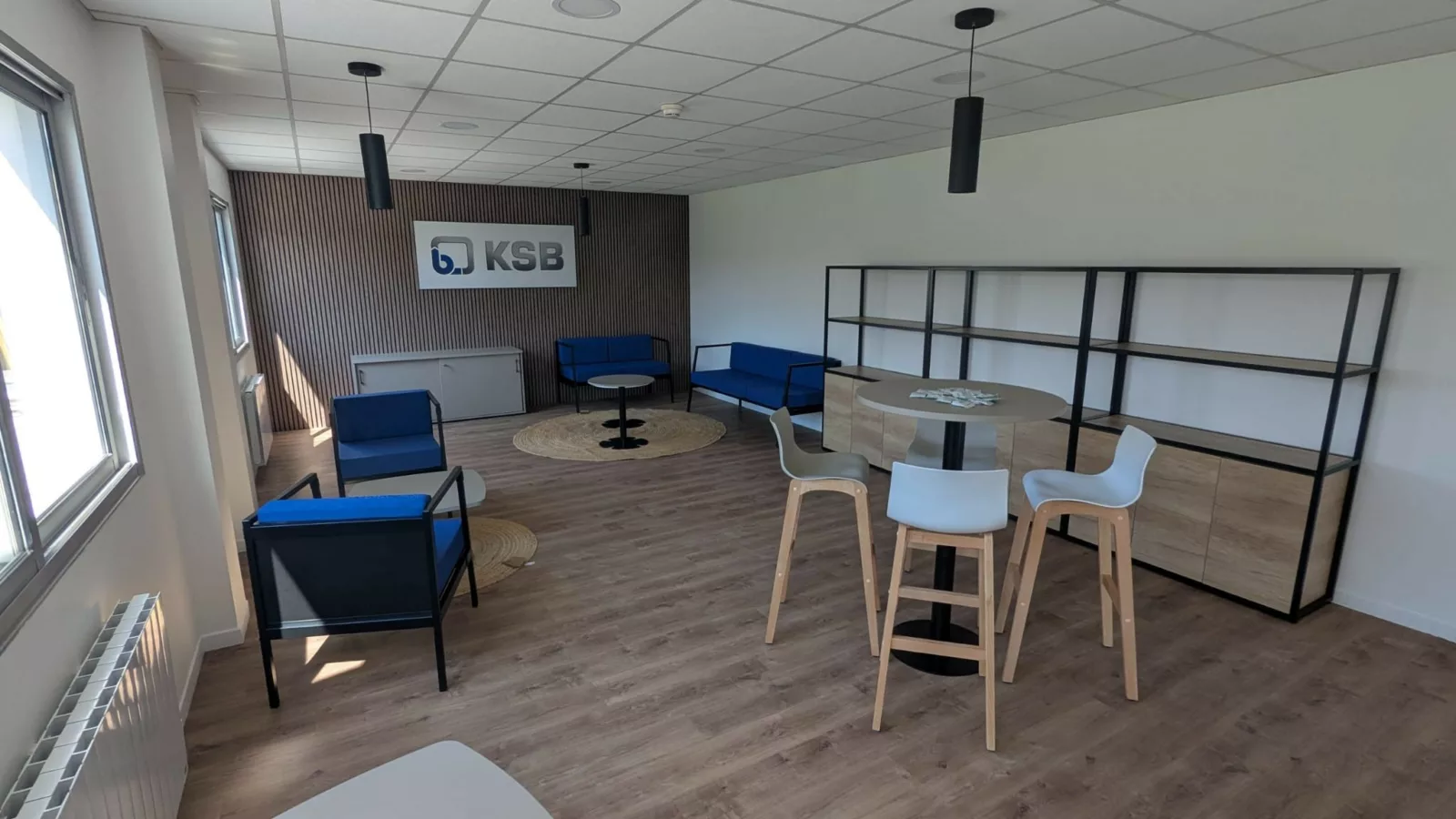 AMSO : Aménagement d'une cafétéria et d'un espace de détente moderne pour le centre de formation KSB en banlieue de Rouen (Normandie).