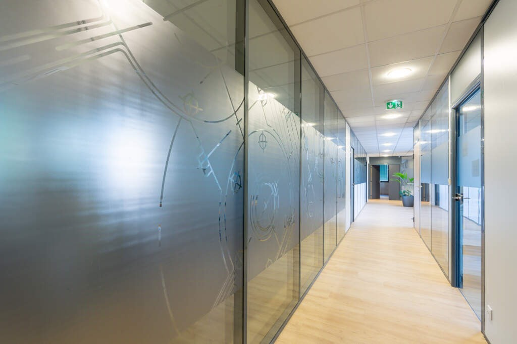 Aménagement salle de formation Sèvre - couloir avec cloison opaque