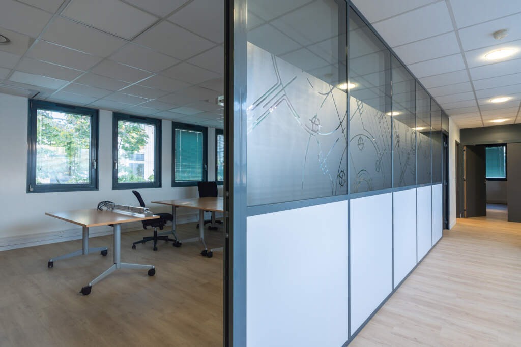 Aménagement salle de formation Sèvre - cloisons avec film