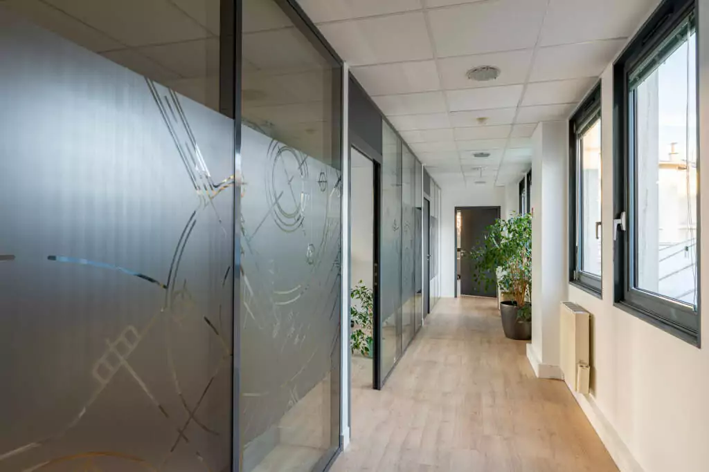 AMSO : Installation de cloisons amovibles vitrées et modulaires dans une salle de réunion à Sèvres 92. Aménagement de bureaux TCE.