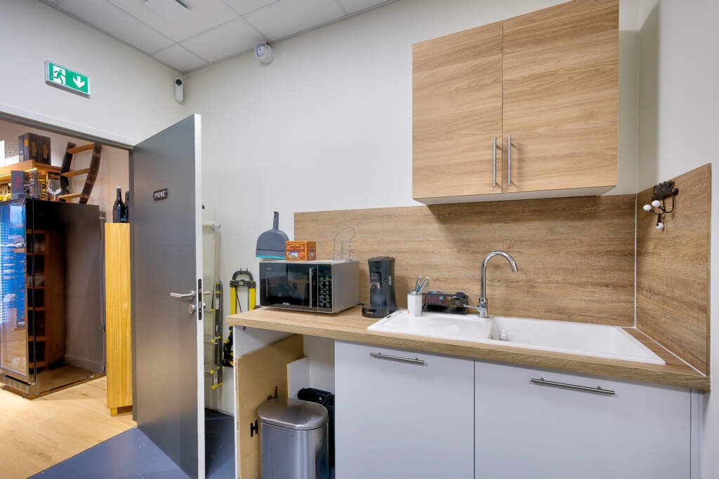 amanegament magasin cavavin voisins le bretonneux 10 1024x683 - Aménagement d’un magasin CAVAVIN à Voisins-le-Bretonneux