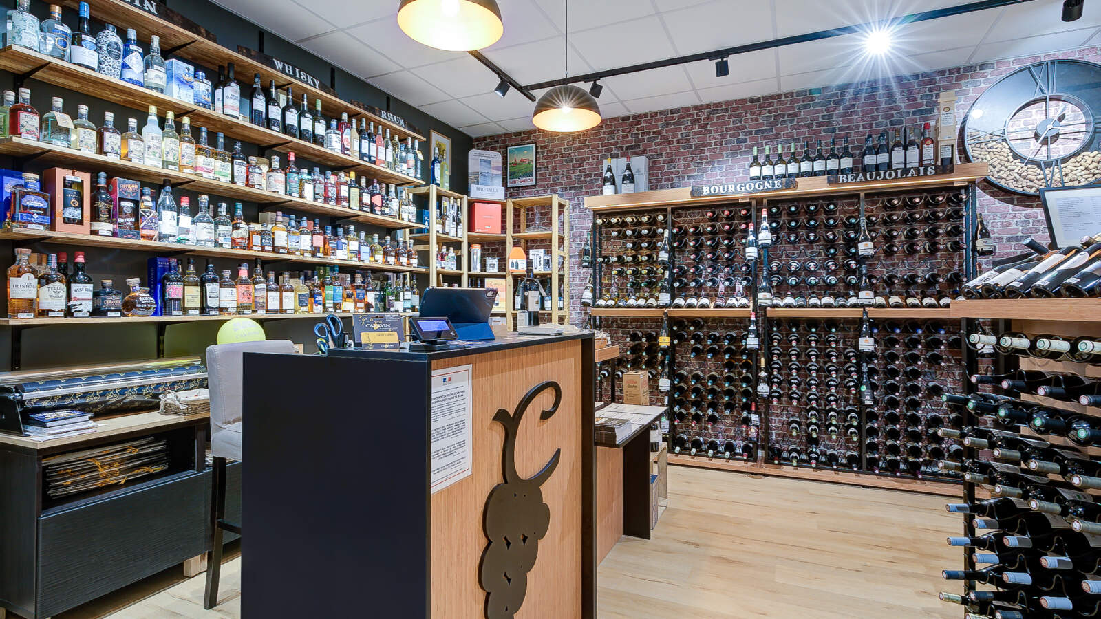 amanegament magasin cavavin voisins le bretonneux 3 1600x900 - Aménagement d’un magasin CAVAVIN à Voisins-le-Bretonneux