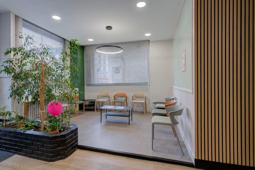 Salle d'attente du centre de santé AMI rénovée par AMSO, contractant général 78. Décoration murale d'ambiance et panneau acoustique décoratif pour le confort des patients à Paris Nation