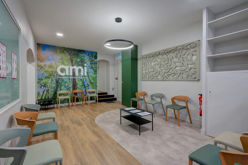 Salle d'attente du centre de santé AMI rénovée par AMSO, contractant général 78. Décoration murale d'ambiance et panneau acoustique décoratif pour le confort des patients à Paris Nation