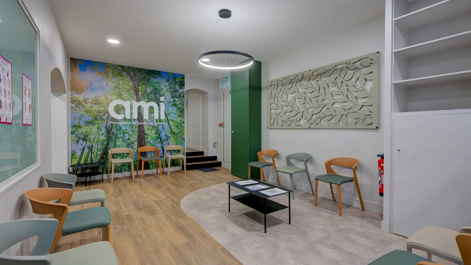 Salle d'attente du centre de santé AMI rénovée par AMSO, contractant général 78. Décoration murale d'ambiance et panneau acoustique décoratif pour le confort des patients à Paris Nation