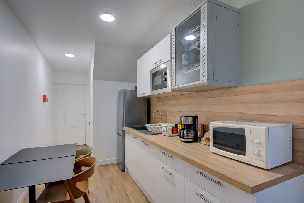 Rénovation TCE de la cuisine et de l'espace détente pour les salariés du centre AMI. Aménagement de l'espace kitchenette réalisé par AMSO