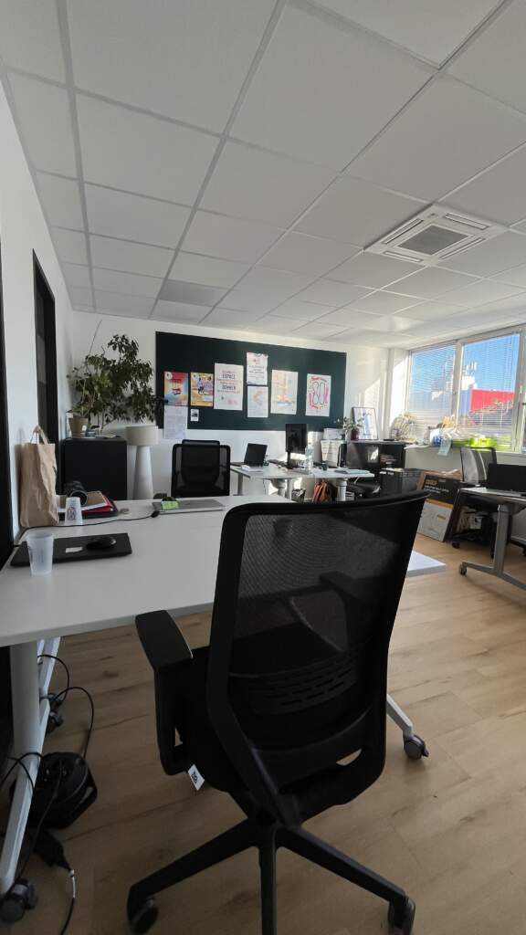 Salle de réunion avec cloisons vitrées toute hauteur et table de conférence connectée, conception space planning AMSO.