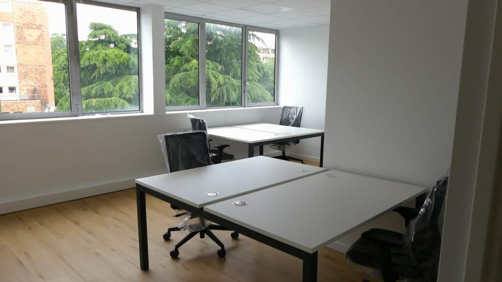 Zoom sur le mobilier de bureau intelligent avec passage de câbles invisible et rangements intégrés optimisés.