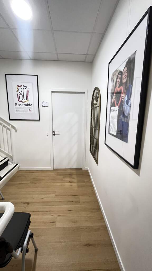 Réception moderne et design d'une entreprise en Île-de-France réalisée par AMSO, spécialiste de l'aménagement de bureaux.