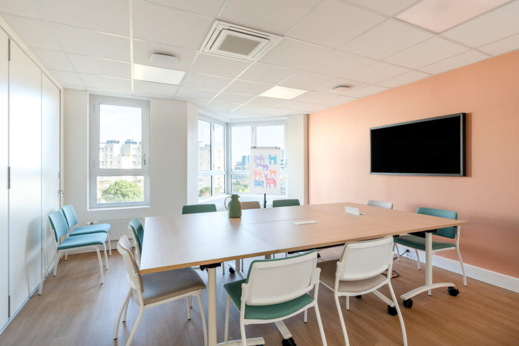 Bureau de consultation avec mobilier ergonomique et cloisons acoustiques.