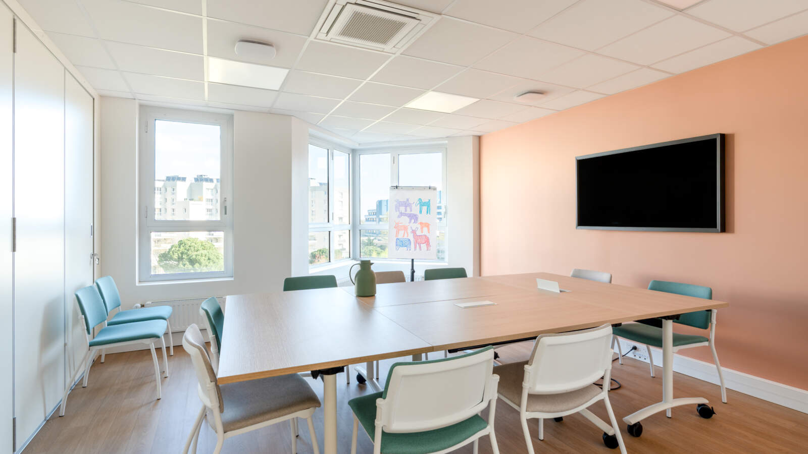 Bureau de consultation avec mobilier ergonomique et cloisons acoustiques.