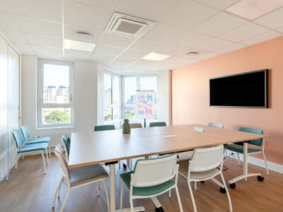 Bureau de consultation avec mobilier ergonomique et cloisons acoustiques.