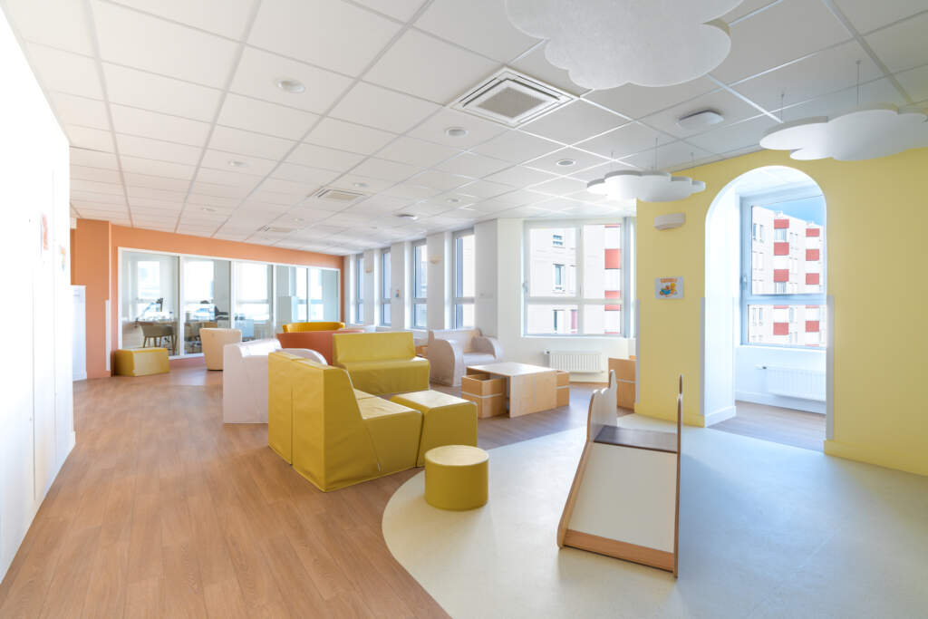 Zone de repos avec fauteuils de repos et cloisons vitrées.