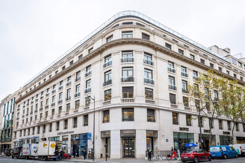 Façade d'un immeuble de bureaux prestigieux d'angle à Paris, cible d'interventions de rénovation par l'expert AMSO.