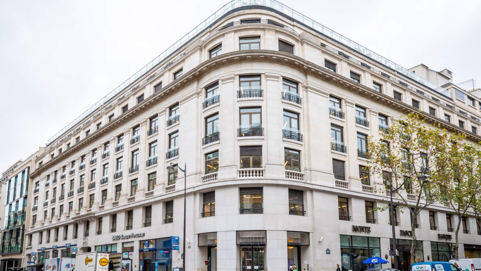 Façade d'un immeuble de bureaux prestigieux d'angle à Paris, cible d'interventions de rénovation par l'expert AMSO.