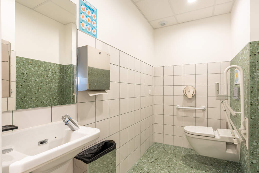 Salle d'activités éducatives avec mobilier adapté et jeux pédagogiques.