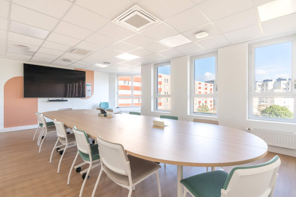 Salle de classe avec tables et chaises adaptées pour enfants et matériel éducatif.