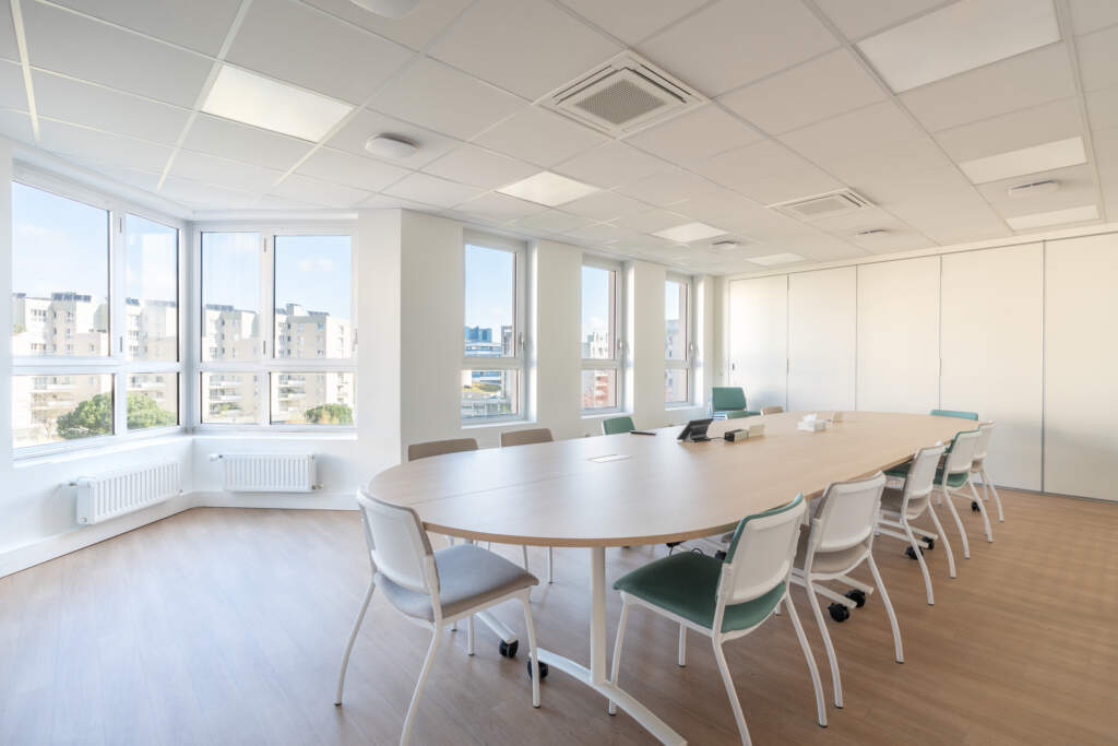 Salle de motricité avec matériel éducatif et sol souple.