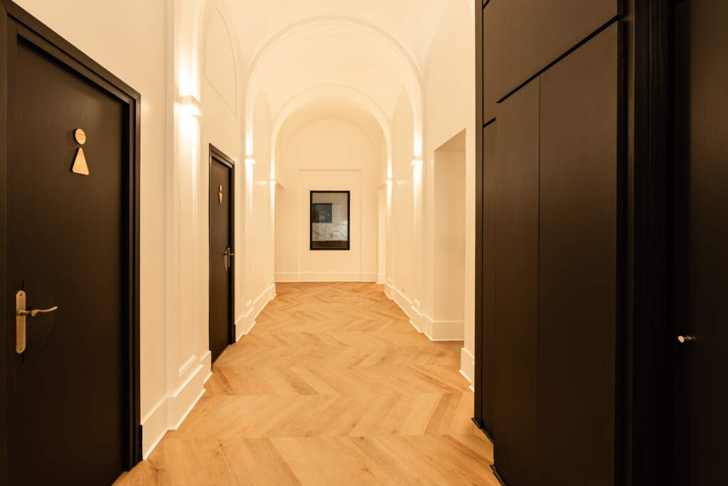 Rénovation couloir de bureaux haussmanniens avec voûtes et éclairage design