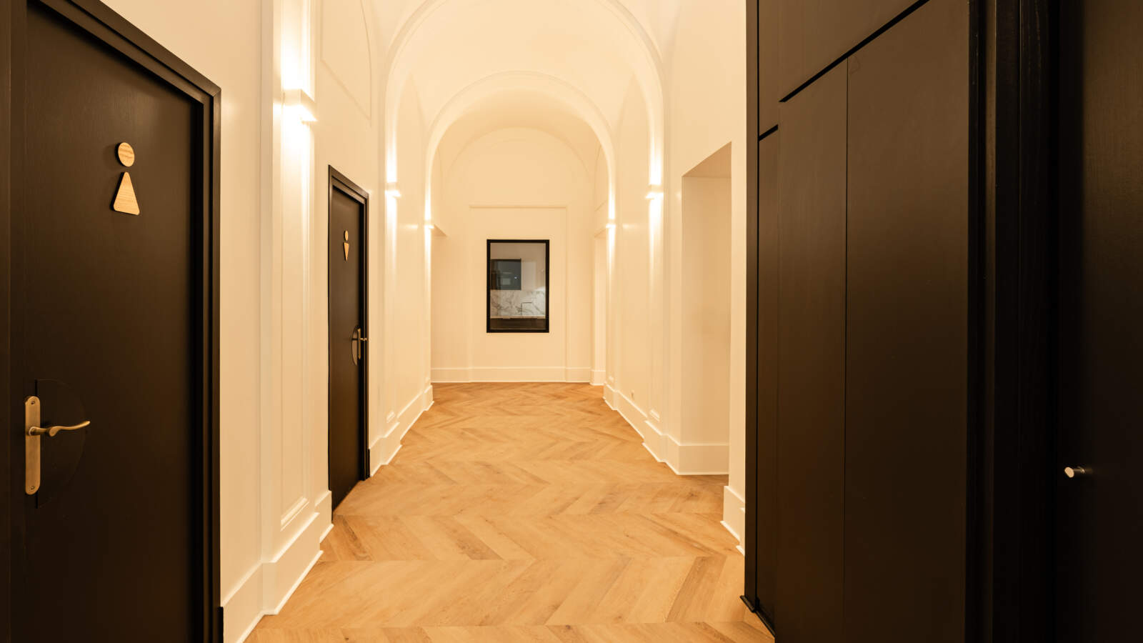 Rénovation couloir de bureaux haussmanniens avec voûtes et éclairage design