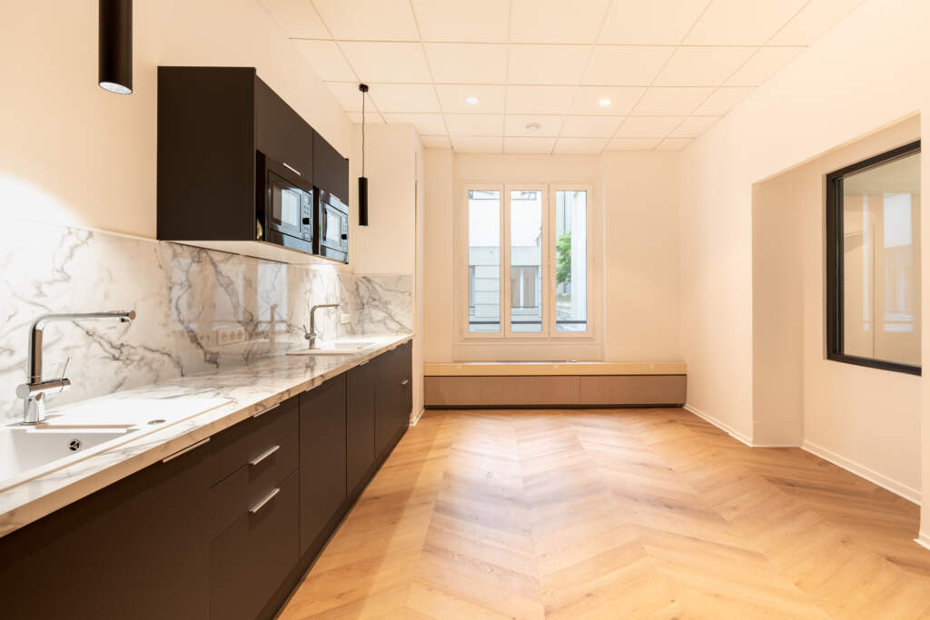Aménagement cuisine de bureau design avec plan de travail en marbre