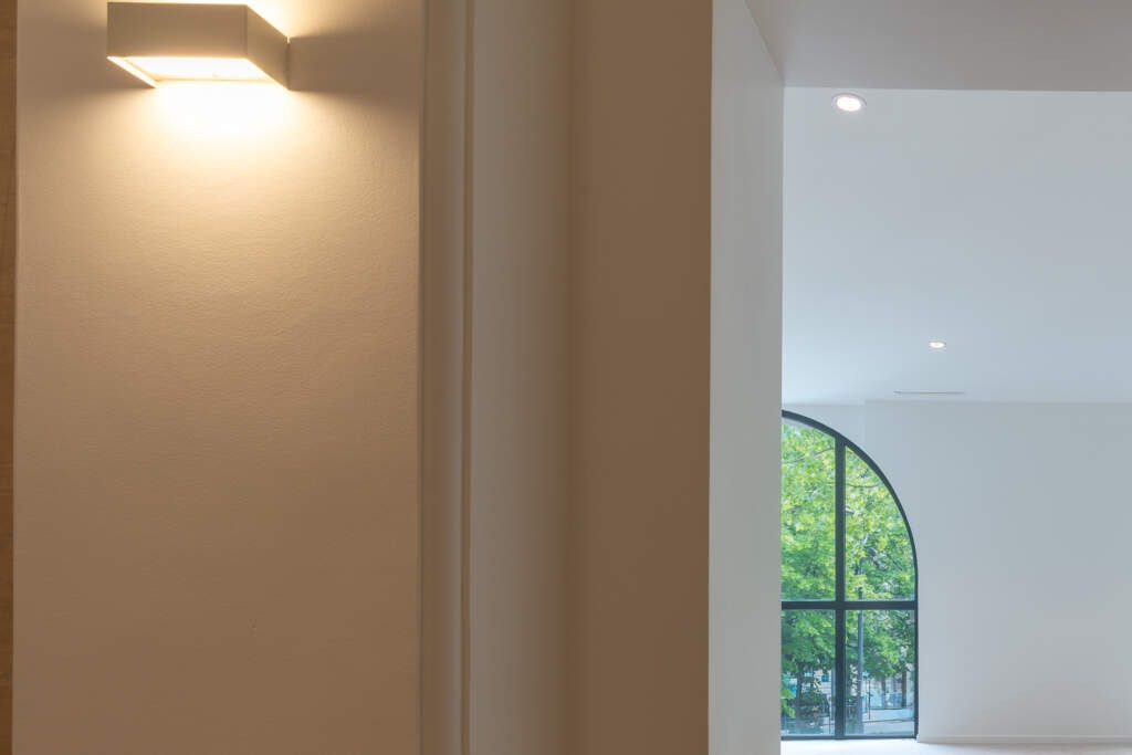 Détail architecture et vue sur jardin depuis un bureau rénové à Paris