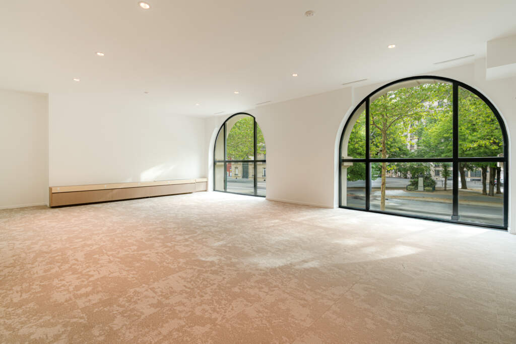 Rénovation grand plateau de bureaux lumineux avec fenêtres cintrées - Iéna