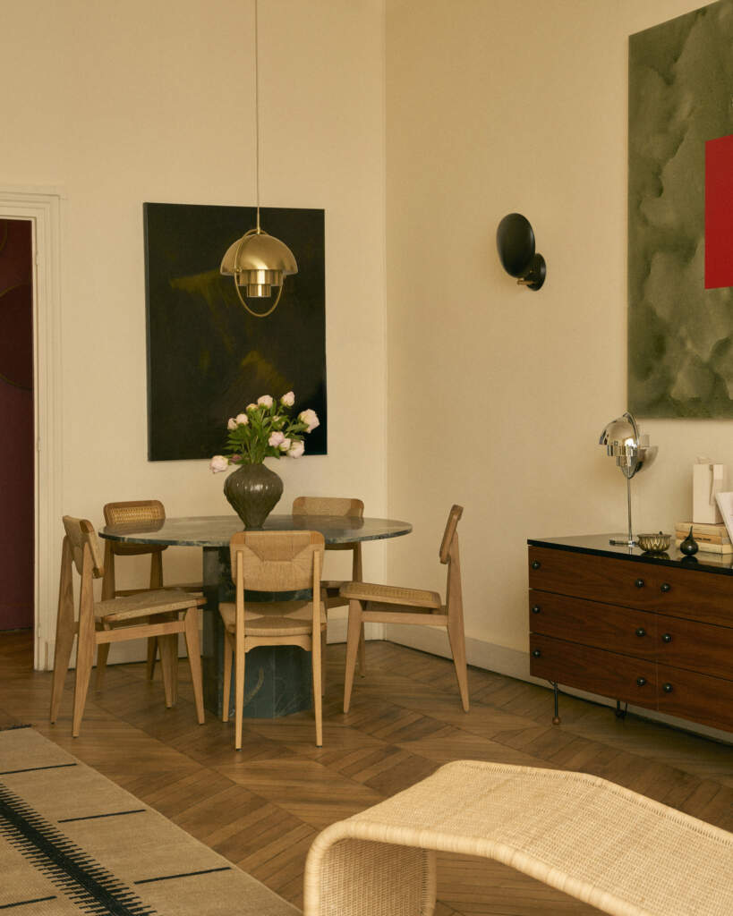 Agencement de bureau de direction avec table de réunion circulaire