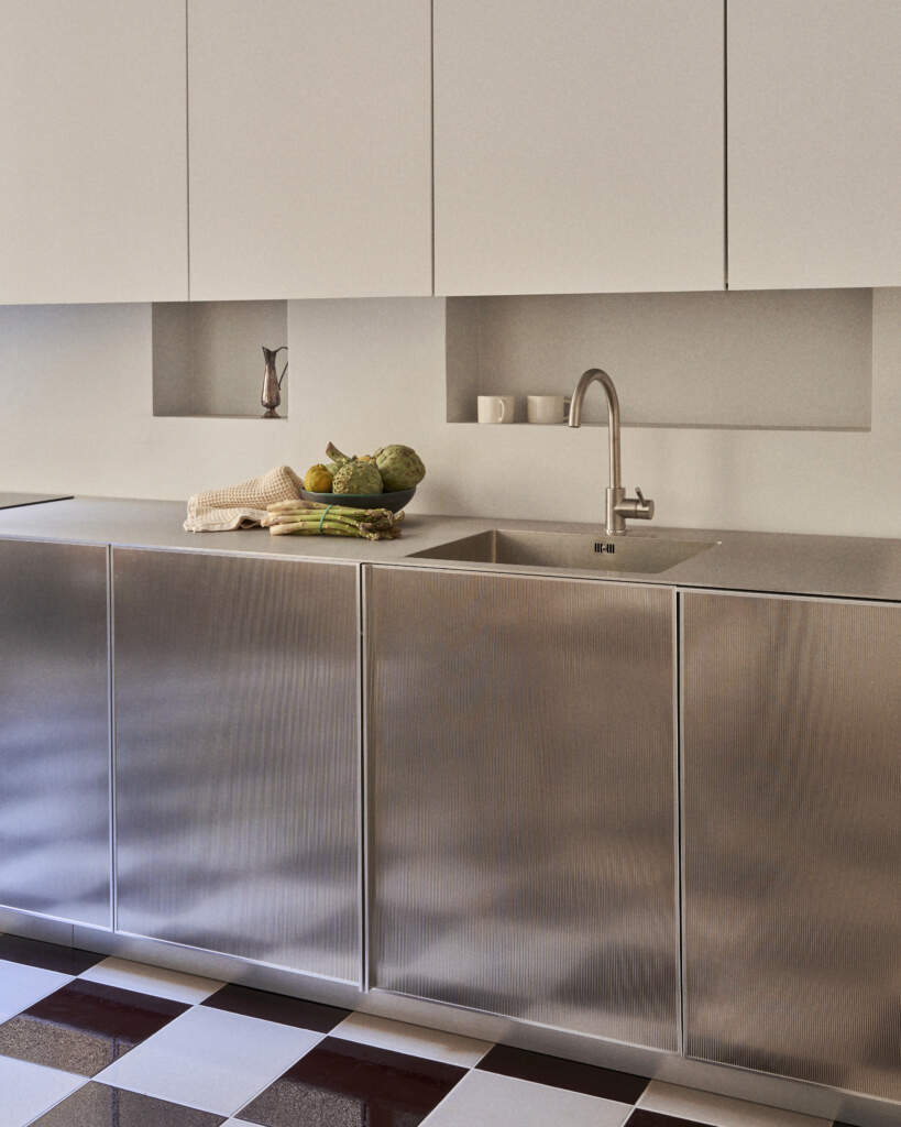 Aménagement de tisanerie d'entreprise design avec meubles en inox Paris
