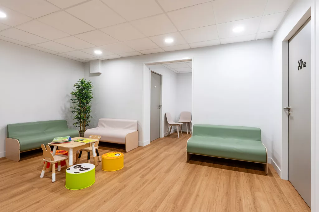Salle d'attente ludique du cabinet de gastroentérologie pédiatrique aménagé par AMSO à Boulogne-Billancourt